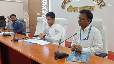 बेतिया: जिलाधिकारी ने तीन केंद्रीय योजनाओं की समीक्षा की, बैंकों को ऋण स्वीकृति में तेज़ी लाने का दिया निर्देश