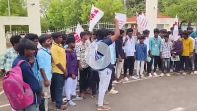 அரசு கல்லூரியில் அடிப்படை வசதி தேவை.. காட்டுக் கோட்டையில் போராட்டத்தில் ஈடுபட்ட கல்லூரி மாணவர்கள்