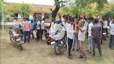 कनवास: भुरनखेड़ी स्कूल की छत गिरने से ग्रामीणों में आक्रोश, विरोध में गेट पर जड़ा ताला, प्रशासन ने की समझाइश