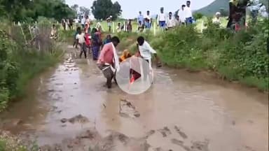 पवई: कांग्रेसी कार्यकर्ताओं ने घोड़े और बैल को सौंपा ज्ञापन, सड़क पर लगाई धान, पिपरिया तिवारी ग्राम का मामला