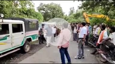 कोडरमा: कोडरमा के सिरसिरवा जंगल में अवैध पत्थर उत्खनन रोकने के लिए छापेमारी, तीन पोकलेन जब्त