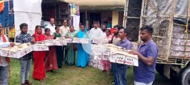 इचाक: इचाक में मुख्यमंत्री पशुधन योजना के तहत चूजों एवं बकरियों का वितरण