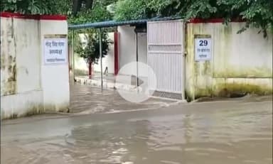 ग्वालियर गिर्द: ग्वालियर में भारी बारिश के बाद विधानसभा अध्यक्ष नरेंद्र सिंह के सरकारी बंगले में घुसा पानी