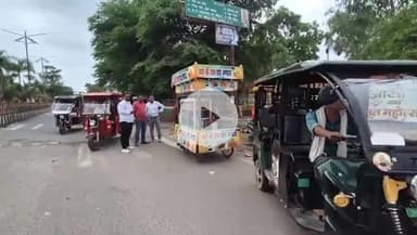 टीकमगढ़: सीएमओ के निर्देशन में शहर के मुख्य चौराहे से हटाए गए अवैध ठेले, अन्य स्थानों पर किए गए शिफ्ट