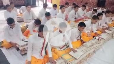 ऋषिकेश: तुलसी मानस मंदिर में महोत्सव के तीसरे दिन युवराज गोपालाचार्य ने भक्तों को कहा, कीर्तन भजन करने से मिलती है आत्मिक शांति