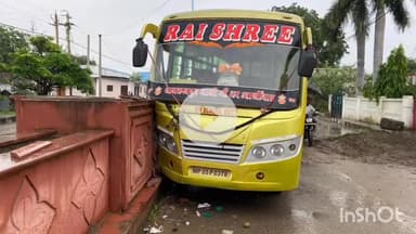 बुदनी: शाहगंज में डिवाइडर से टकराई स्कूल बस, बच्चे हुए घायल