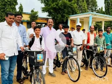 सरई: शासकीय उच्चतर माध्यमिक विद्यालय सरई में देवसर विधायक की मौजूदगी में छात्र-छात्राओं को साइकिल वितरण