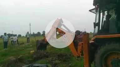 घाटमपुर: घाटमपुर में सरकारी जमीन पर हुए कब्जे को प्रशासन ने बुलडोजर चलाकर खाली करवाया