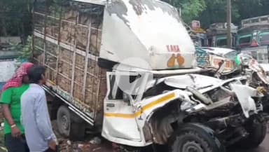 बगोदर: जीटी रोड अटका लृक्षीबागी के पास मुर्गियों से लदा पिकअप वैन दुर्घटनाग्रस्त, चालक और सह-चालक घायल