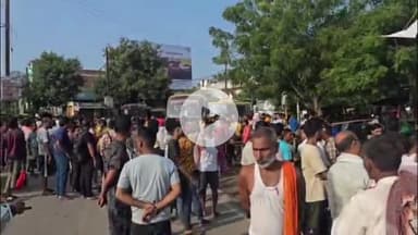 बक्सर: पुलिस के आश्वासन के बाद भी मठीया मोड़ पर आक्रोशित लोगों का प्रदर्शन जारी, सड़क जाम से यातायात प्रभावित