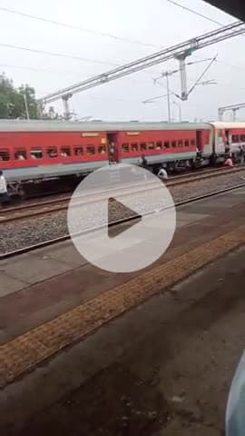 ऐसे ही होती हैं दुर्घटनाएं लोग ट्रेनों से नीचे आ कर बैठ ते हैं पटरियों पर जी हा तुम देख सकते हो कि लोग कैसे पटरियोंपरहैं