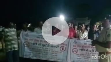 जैतपुर: जैतपुर के कदौड़ी बाजार पहुंची पुलिस, लोगों को किया जागरूक, कहा- नशे से दूरी ज़रूरी