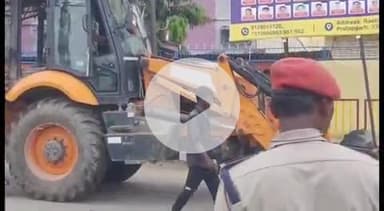 प्रतापगढ़: सिविल लाइन पुलिस चौकी के सामने चलती जेसीबी का टायर निकला, चालक और राहगीर बाल-बाल बचे