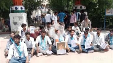 चूरू: एनएसयूआई द्वारा चूरू में छात्रसंघ चुनाव करवाने को लेकर लोहिया महाविद्यालय के आगे प्रदर्शन किया गया