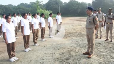 रामपुर: पुलिस लाइन में पुलिस अधीक्षक विद्यासागर मिश्र ने परेड की ली सलामी, पुलिस लाइन का किया निरीक्षण