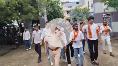 लाडपुरा: वाणिज्य कॉलेज के बाहर एबीवीपी के छात्रों ने छात्रों की विभिन्न समस्याओं को लेकर टायर जलाकर जोरदार प्रदर्शन किया