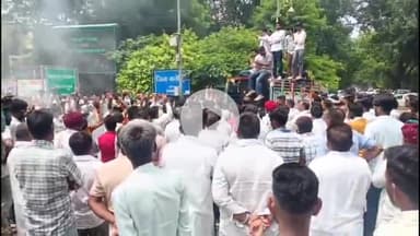 लाडपुरा: नरेश मीणा द्वारा गुजर समाज के खिलाफ अभद्र टिप्पणी पर गुजर समाज ने कलेक्ट्रेट पर किया प्रदर्शन, दिया ज्ञापन