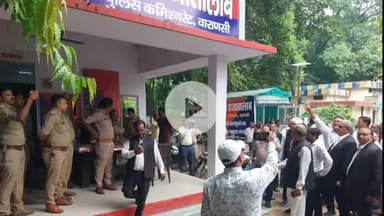 राजातालाब: राजातालाब थाने में अधिवक्ता व उनके भाई से की गई अभद्रता के विरोध में ACP कार्यालय के बाहर अधिवक्ताओं ने किया प्रदर्शन