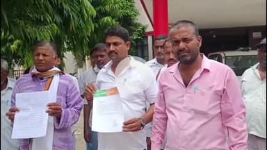 महाराजगंज: लेखपाल और मुंशी पर धन वसूली का आरोप, ग्रामीणों ने कलेक्ट्रेट परिसर में डीएम को सौंपा ज्ञापन