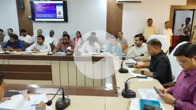 फिरोज़ाबाद: ग्राम विकास में ढिलाई पर दबरई कलेक्ट्रेट सभागार में डीएम ने लिया एक्शन, 10 सचिवों को नोटिस, 9 का वेतन कटा