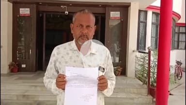 महाराजगंज: पोखरी की जमीन पर अवैध निर्माण रोकने की मांग, कलेक्ट्रेट परिसर में डीएम को सौंपा गया ज्ञापन