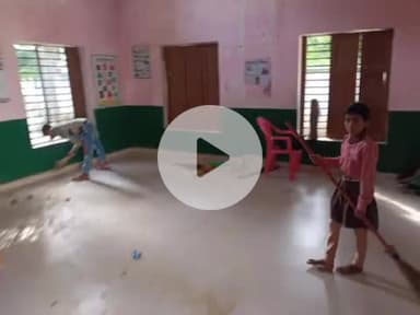 लंभुआ: चांदा क्षेत्र के प्राथमिक विद्यालय रामनगर में छात्र झाड़ू लगा रहे हैं, शिक्षक समय पर नहीं पहुंच रहे
