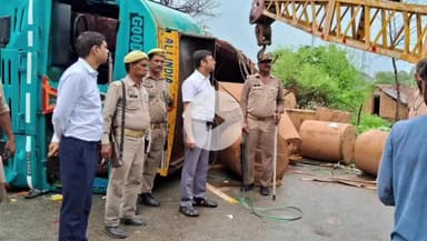 कालपी: बैरई गांव में बेकाबू होकर पलटा ट्रक, हादसे में गाय की हुई मौत, ट्रक चालक घायल, ग्रामीणों ने लगाया जाम, पहुंचे एसडीएम