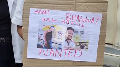 बड़गांव: डेंटल कॉलेज की छात्रा द्वारा सुसाइड करने के मामले में आरोपियों की गिरफ्तारी हेतु MB हॉस्पिटल के बाहर किया गया प्रदर्शन