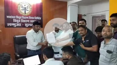 लंभुआ: रामगढ़ बनकटवा गांव में ट्रांसफार्मर की क्षमता न बढ़ाने पर ग्रामीणों ने किया प्रदर्शन, XEN को सौंपा ज्ञापन