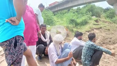 कालपी: कालपी में यमुना पुल के नीचे बाईघाट पर भैंस चराने गया चरवाहा नदी में डूबा, पुलिस गोताखोरों की मदद से तलाश में जुटी