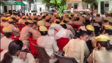 मथुरा: 51 परीक्षा के दौरान परीक्षार्थियों को सुरक्षा व्यवस्था को लेकर पुलिस ने दी ब्रीफिंग