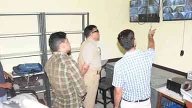 रामपुर: समीक्षा अधिकारी परीक्षा के लिए परीक्षा केंद्रों का डीएम और एसपी ने किया निरीक्षण