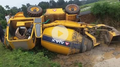 खूंटी: बलकेल गांव के पास गढ़वाल टूटने से ट्रांजिट मिक्सर ट्रक खेत में पलटा