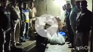 हिंगणघाट: अवैध दारू विक्री विरोधात पोलिसांची मोठी कारवाई, संत गोमाजी वार्डातील पानठेल्यातून जप्त ४ लाख ५० हजार रुपयांची दारू जप्त