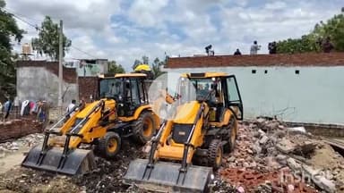 उतरौला: उतरौला के धर्मानांतरण के आरोपी छांगुर बाबा के भतीजे का मकान बुलडोजर से गिराया गया