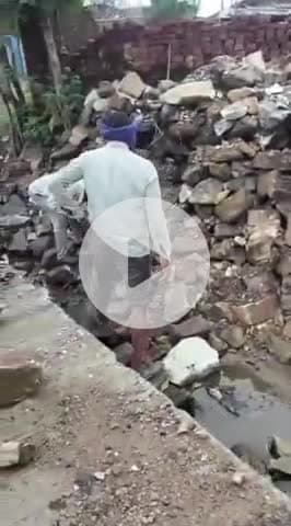 मझगवां: ग्राम पंचायत पिंडरा के बरुआ वार्ड 9 में दबंग ने पुल में पत्थर डालकर रोका बारिश का पानी, वीडियो वायरल