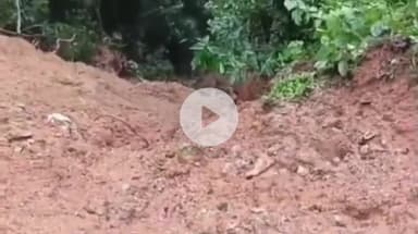 ಶಿರಸಿ: ದೇವಿಮನೆ ಘಟ್ಟದ ದೇವಸ್ಥಾನದ ಬಳಿ ಭೂ ಕುಸಿತ, ಶಿರಸಿ-ಕುಮಟಾ ಸಂಪರ್ಕ ಕಡಿತ