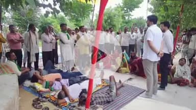 लंभुआ: लंभुआ तहसील परिसर में अनशन पर बैठे किसानों का चौथा दिन, किसानों से मिले सुहेलदेव समाज पार्टी के जिला अध्यक्ष