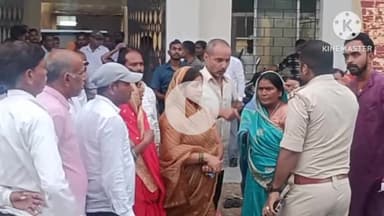 बिश्रामपुर: आक्रोशित पंचायत प्रतिनिधियों ने विश्रामपुर प्रखंड कार्यालय  का मुख्य द्वार किया जाम,पहुंची पुलिस