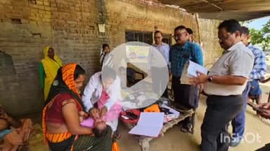 बलरामपुर: सीएमओ ने सिकटीहवा में टीकाकरण सत्र का किया निरीक्षण