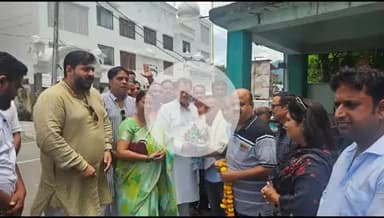 ऋषिकेश: कारगिल विजय दिवस पर रेलवे रोड स्थित शहीद मनीष थापा की मूर्ति पर स्थानीय विधायक प्रेमचंद ने अर्पित की पुष्पांजलि