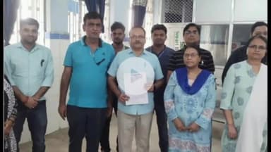 बक्सर: सदर अस्पताल में मांगों को लेकर स्वास्थ्य कर्मियों ने काली पट्टी बांध किया प्रदर्शन, सोमवार को OPD का करेंगे बहिष्कार