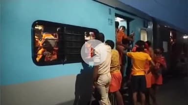 बाढ़: बाढ़ रेलवे स्टेशन पर जान जोखिम में डालकर कांवरिया कर रहे हैं बाबाधाम की यात्रा