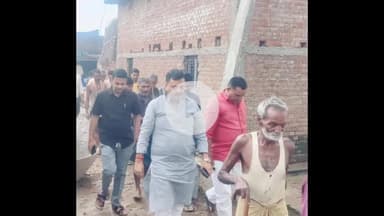 नबीनगर: महुली में विधायक विजय कुमार सिंह उर्फ डब्लू ने मृतक के परिजनों से मिलकर दिया सांत्वना