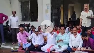 बिश्रामपुर: विश्रामपुर में त्रिस्तरीय पंचायत प्रतिनिधि संघर्ष मोर्चा का छह सूत्री मांगों को लेकर कार्यालय के समक्ष धरना