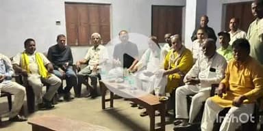 फतुहा: कांग्रेस के राष्ट्रीय प्रवक्ता अंशुल अभिजीत ने वाणी पुस्तकालय में महागठबंधन कार्यकर्ताओं के साथ बैठक की