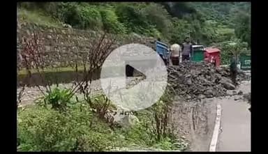 जोशियाड़ा: फूल चट्टी के पास सड़क क्षतिग्रस्त होने के बाद युद्ध स्तर पर मलवा हटाने का काम जारी है