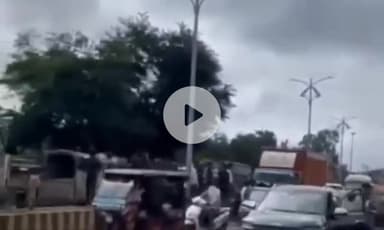 ग्वालियर गिर्द: ग्वालियर: 15 दिन से कॉलोनी में पानी भरने से नाराज़ लोगों ने फल मंडी मोती झील पर किया चक्का जाम