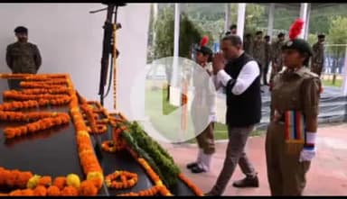 जोशियाड़ा: ज्ञानसू में कारगिल विजय दिवस पर विधायक सुरेश चौहान और डीएम ने शहीद दिनेश चंद्र कुमाई के चित्र पर पुष्पांजलि अर्पित की