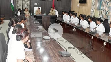 रामपुर: शनिवार को पुलिस लाइन में महिला प्रशिक्षुओं के साथ पुलिस अधीक्षक ने आयोजित किया सैनिक सम्मेलन